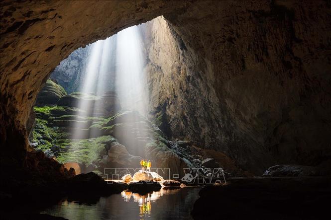 Trong ảnh: Ánh sáng chiếu xuống hang Sơn Đoòng càng tạo thêm vẻ đẹp lung linh, huyền ảo . Ảnh: TTXVN phát