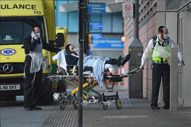 Trong ảnh: Chuyển bệnh nhân nhiễm COVID-19 tới bệnh viện ở  London, Anh, ngày 29/3/2020. Ảnh: AFP/TTXVN