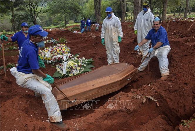 Trong ảnh: Chôn cất các bệnh nhân tử vong vì COVID-19 tại Sao Paulo, Brazil, ngày 31/3/2020. Ảnh: AFP/TTXVN
