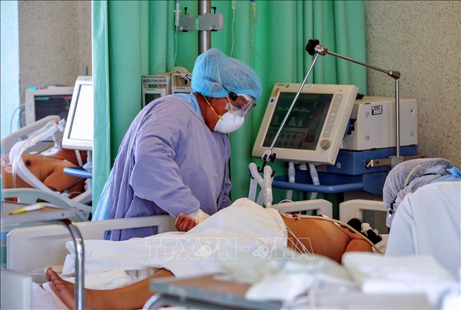 Trong ảnh: Điều trị cho bệnh nhân COVID-19 tại bệnh viện ở Toluca, Mexico, ngày 9/4/2020. Ảnh: AFP/TTXVN