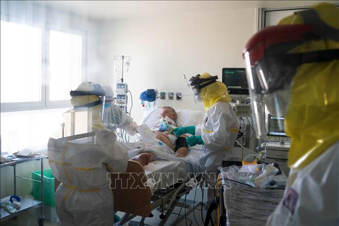 Trong ảnh: Bệnh nhân nhiễm COVID-19 được điều trị tại bệnh viện ở Madrid, Tây Ban Nha, ngày 9/4/2020. Ảnh: AFP/TTXVN