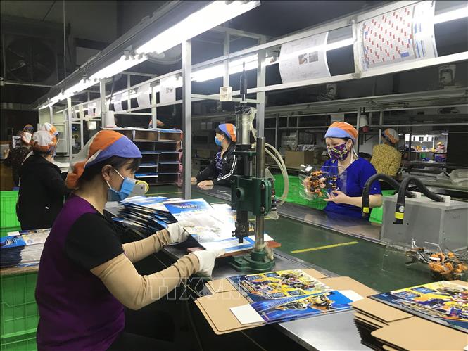 Trong ảnh: Doanh nghiệp TNHH GFT Việt Nam có trụ sở tại huyện Tứ Kỳ (Hải Dương) có tổng số 7.500 lao động và những ngày gần đây có khoảng 1.000 người lao động của công ty nhà Hải Phòng phải nghỉ làm do những khó khăn trong việc đi lại giữa hai địa bàn. Ảnh: Mạnh Minh- TTXVN