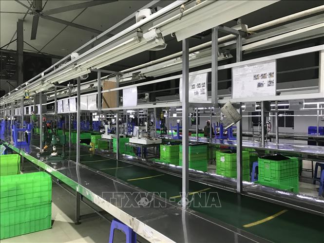 Trong ảnh: Xưởng lắp ráp của doanh nghiệp TNHH GFT Việt Nam có trụ sở tại huyện Tứ Kỳ (Hải Dương) phải dừng nhiều dây chuyền vì thiếu công nhân. Ảnh: Mạnh Minh- TTXVN