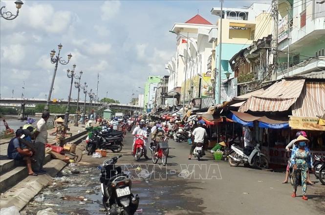 Trong ảnh: Người dân mua hàng hóa tại chợ phường 3, thành phố Bạc Liêu khá đông đúc. Ảnh: Huỳnh Sử- TTXVN