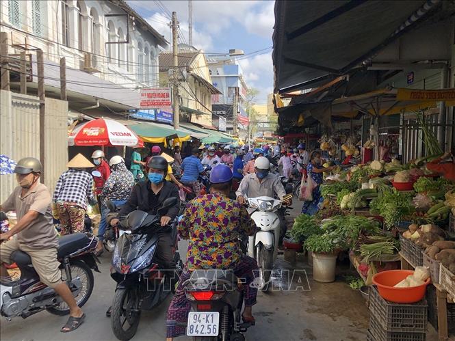 Trong ảnh: Người dân vào chợ phường 3, thành phố Bạc Liêu mua hàng hóa khá đông, việc giữ khoảng cách tối thiểu 2 m không được đảm bảo. Ảnh: Huỳnh Sử- TTXVN