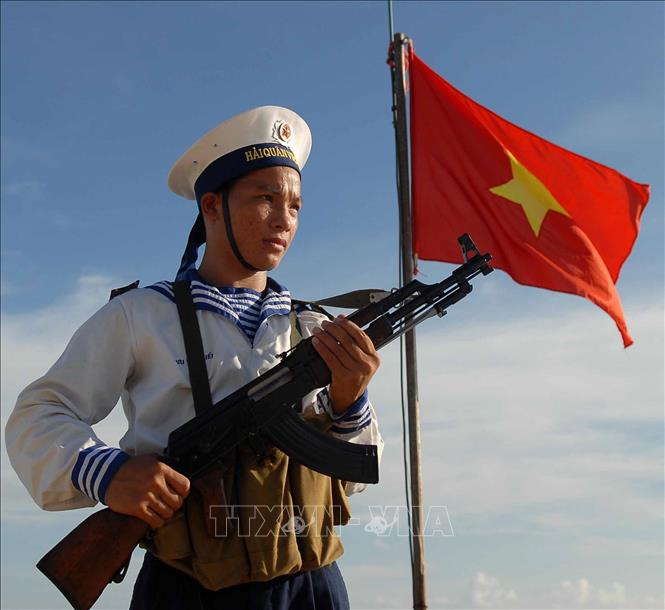Trong ảnh: Chiến sĩ đảo Núi Le nâng cao cảnh giác, vững vàng tay súng bảo vệ chủ quyền biển, đảo Tổ quốc. Ảnh: Doãn Tấn - TTXVN