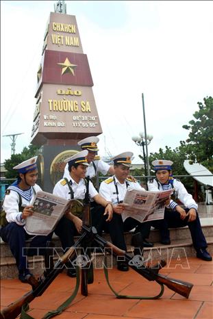 Trong ảnh: Chiến sĩ đảo Trường Sa đọc ấn phẩm báo chí từ đất liền gửi tặng để trau dồi kiến thức, làm phong phú thêm đời sống văn hóa. Ảnh: Hoàng Hùng - TTXVN