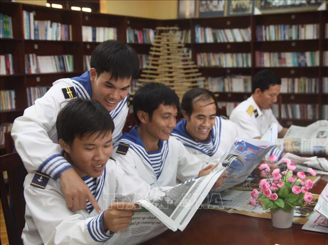 Trong ảnh: Chiến sĩ Trường Sa đọc sách, báo tại thư viện để trau dồi kiến thức, làm phong phú thêm đời sống văn hóa. Ảnh: Hoàng Hùng - TTXVN