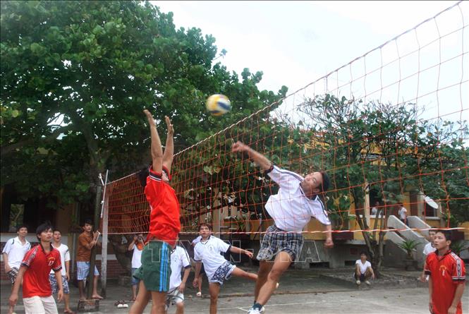 Trong ảnh: Chiến sĩ Trường Sa thi đấu bóng chuyền sau giờ luyện tập. Ảnh: Hoàng Hùng - TTXVN