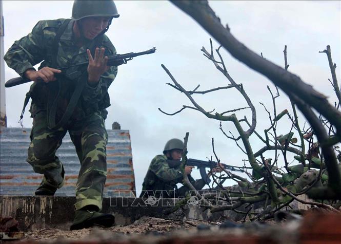 Trong ảnh: Chiến sĩ đảo An Bang luyện tập sẵn sàng chiến đấu. Ảnh: Hoàng Hùng - TTXVN