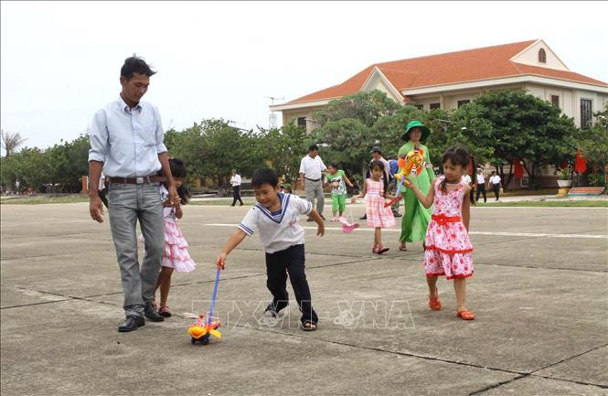 Trong ảnh: Tuổi thơ trên đảo Trường Sa. Ảnh: Thanh Vũ - TTXVN