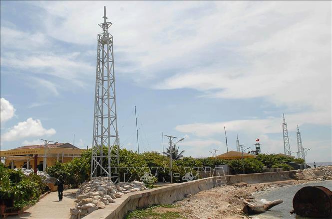 Trong ảnh: Hệ thống thiết bị phong điện được lắp đặt trên các đảo ở Trường Sa. Ảnh: Doãn Tấn  - TTXVN