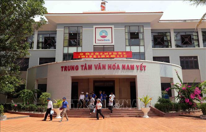 Trong ảnh: Trung tâm Văn hóa đảo Nam Yết có quy mô 3 tầng, mang phong cách nhà truyền thống của Việt Nam, góp phần giúp cán bộ, chiến sĩ và nhân dân trên đảo có điều kiện sinh hoạt, nâng cao đời sống văn hoá, sinh hoạt cộng đồng, củng cố và giữ vững mối quan hệ quân dân bền vững. Ảnh: Trần Việt - TTXVN