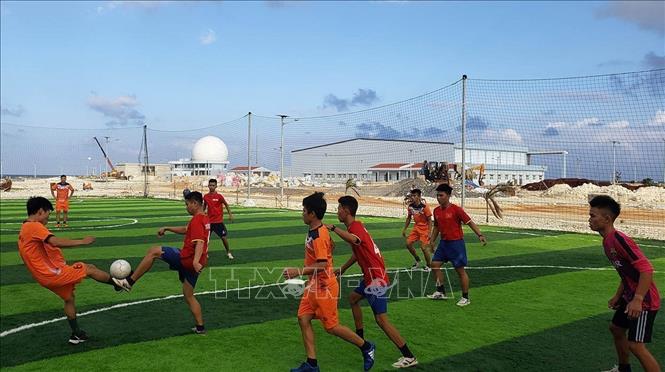 Trong ảnh: Luyện tập thể dục thể thao để nâng cao thể lực, đảm bảo sức khỏe phục vụ công tác huấn luyện, sẵn sàng chiến đấu là một trong những nhiệm vụ được đặt lên hàng đầu của cán bộ, chiến sĩ làm nhiệm vụ tại quần đảo Trường Sa. Ảnh: Hoàng Hùng - TTXVN