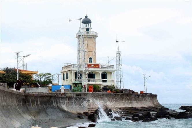 Trong ảnh: Hệ thống điện gió và hải đăng ở đảo An Bang. Ảnh: Hồ Cầu - TTXVN