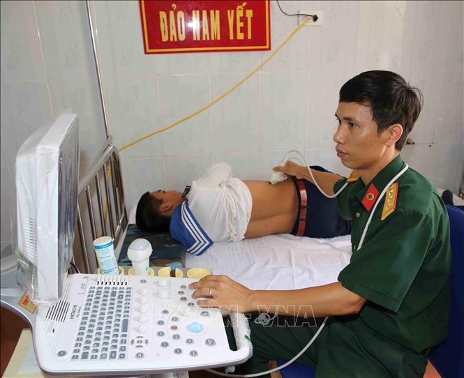 Trong ảnh: Bác sỹ quân y Bệnh xá đảo Nam Yết khám chữa bệnh cho cán bộ, chiến sỹ trên đảo. Nhiều trường hợp ngư dân đi biển gặp nạn uy hiếp đến tính mạng đã được Bệnh xá cấp cứu và điều trị kịp thời, góp phần giúp ngư dân an tâm vươn khơi bám biển sản xuất. Ảnh: Trần Lê Lâm – TTXVN