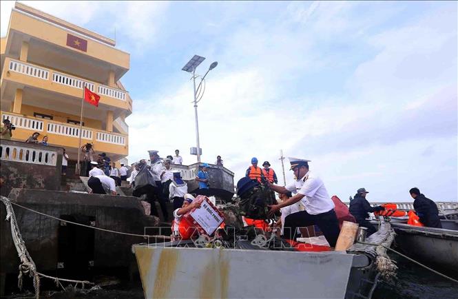 Trong ảnh: Đoàn công tác của tàu Quân y 561 (Bộ Tư lệnh Vùng 4 Hải quân) thăm, tặng quà Tết Nguyên đán Mậu Tuất 2018 cho cán bộ, chiến sỹ làm nhiệm vụ tại huyện đảo Trường Sa (Khánh Hòa). Ảnh: Quang Quyết – TTXVN