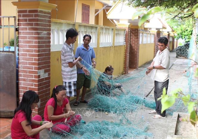 Trong ảnh: Người dân xã đảo Sinh Tồn chuẩn bị dụng cụ đánh bắt hải sản. Ảnh: Dương Giang - TTXVN
