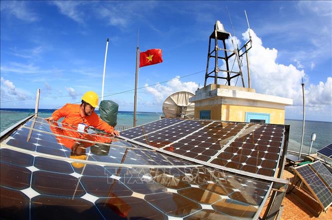Trong ảnh: Kiểm kê, tiếp nhận hệ thống điện mặt trời trên đảo Đá Nam do EVN đầu tư lắp đặt. Ảnh: Ngọc Hà - TTXVN