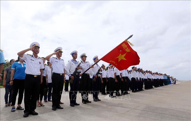 Trong ảnh: Lễ chào cờ của các chiến sỹ đảo Trường Sa Lớn. Ảnh: Danh Lam – TTXVN