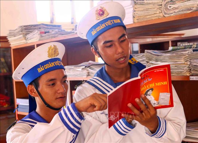 Trong ảnh: Chiến sỹ đảo Nam Yết tìm hiểu về thân thế sự nghiệp Bác Hồ kính yêu qua các tủ sách của thư viện tại đơn vị. Ảnh: Trần Lê Lâm - TTXVN