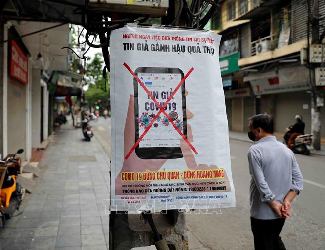 Trong ảnh: Tranh cổ động được dán ở những điểm dễ thu hút trên khu vực phố cổ của Hà Nội. Ảnh: Thanh Tùng-TTXVN