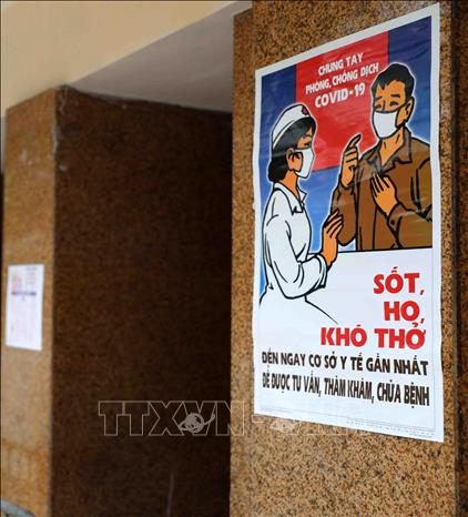 Trong ảnh:  Tranh cổ động được dán ở lối vào chợ Đồng Xuân. Ảnh: Thanh Tùng-TTXVN