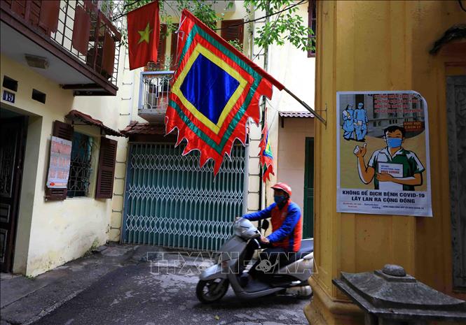 Trong ảnh: Tranh cổ động tuyên truyền tới các các ngõ phố của Hà Nội. Ảnh: Thanh Tùng-TTXVN