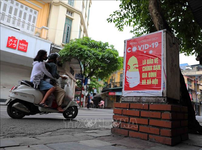 Trong ảnh: Tranh cổ động được dán ở những điểm dễ thu hút trên khu vực phố cổ của Hà Nội. Ảnh: Thanh Tùng-TTXVN