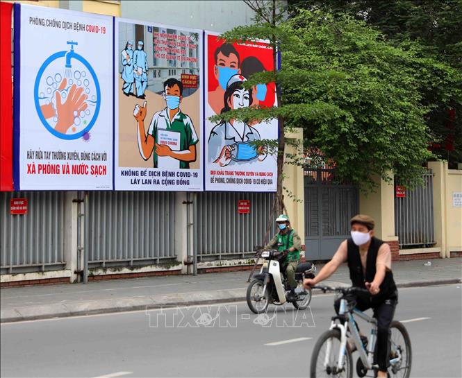 Trong ảnh: Tranh cổ động tấm lớn được đặt ở các điểm nút giao thông của Hà Nội. Ảnh: Thanh Tùng-TTXVN