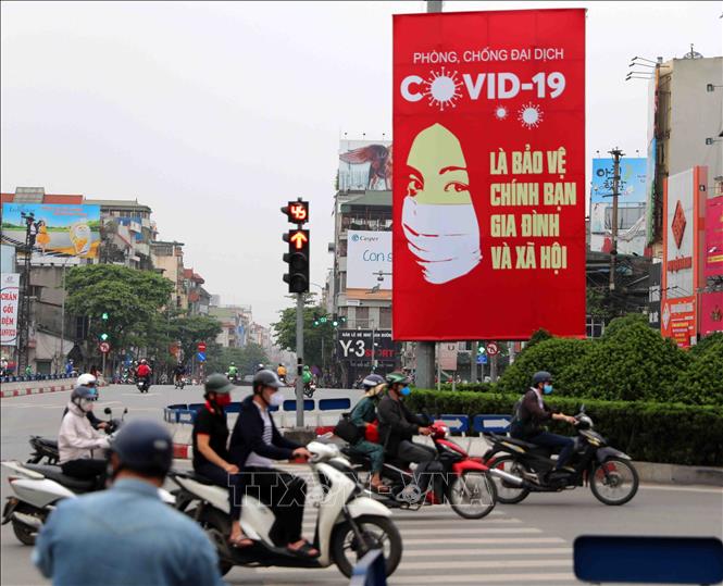 Trong ảnh: Tranh cổ động tấm lớn được đặt ở các điểm nút giao thông của Hà Nội. Ảnh: Thanh Tùng-TTXVN