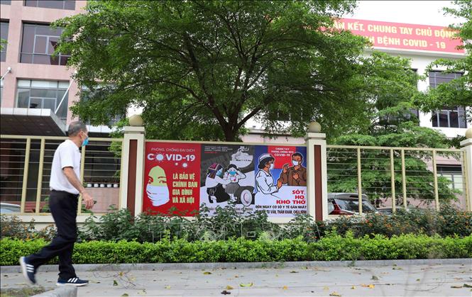 Trong ảnh:  Tranh cổ động được dán, treo ở các trụ sở cơ quan, trường học. Ảnh: Thanh Tùng-TTXVN