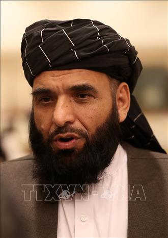 Trong ảnh: Người phát ngôn của Taliban Suhail Shaheen phát biểu tại một sự kiện ở Doha, Qatar. Ảnh: AFP/TTXVN
