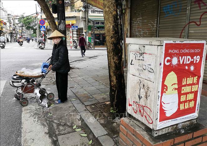 Trong ảnh: Với phương thức di chuyển thuận lợi, từ xe đẩy, xe đạp hay đôi quang gánh tới xe máy, người bán hàng rong dễ thâm nhập các ngõ, phố của Hà Nội để bán hàng. Ảnh: Thanh Tùng-TTXVN