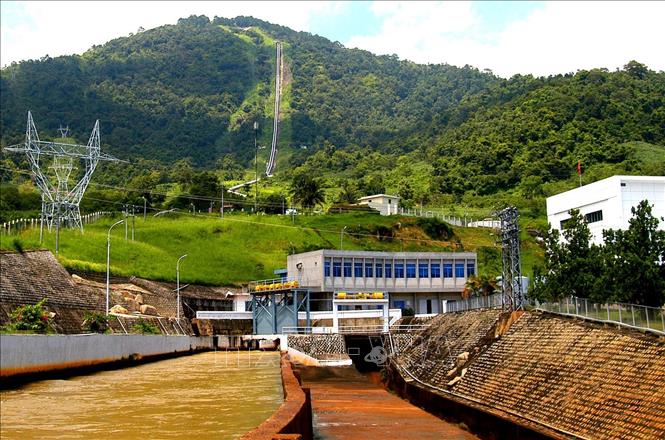 Trong ảnh: Nhà máy thuỷ điện Đa Nhim tại tỉnh Ninh Thuận được xây dựng bậc trên cùng của hệ thống sông Đồng Nai và đưa vào vận hành từ năm 1964 - là một trong những nhà máy thuỷ điện đầu tiên được xây dựng ở Việt Nam. Ảnh: Ngọc Hà - TTXVN