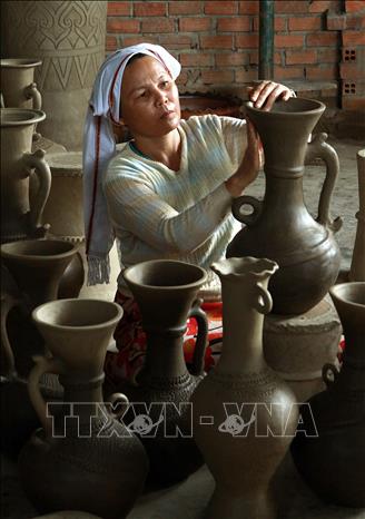 Trong ảnh: Nằm ven quốc lộ 1A, trên địa phận thị trấn Phước Dân, huyện Ninh Phước, tỉnh Ninh Thuận, làng gốm Bàu Trúc là một trong hai làng gốm cổ xưa nhất Đông Nam Á và còn được coi như bảo tàng mang đặc tính gốm truyền thống của dân tộc Chăm. Ảnh: Nguyễn Thủy - TTXVN