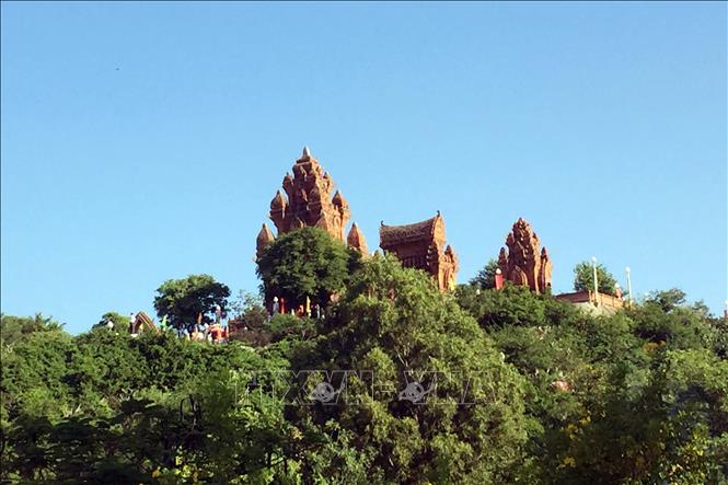 Trong ảnh: Tháp Pô klong Girai (thành phố Phan Rang-Tháp Chàm), nơi đồng bào Chăm theo đạo Bàlamôn tỉnh Ninh Thuận thường niên tổ chức lễ hội Katê truyền thống. Ảnh: Công Thử - TTXVN