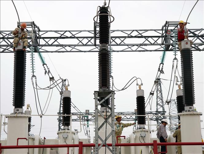 Trong ảnh: Nghiệm thu, đóng điện nâng công suất Trạm biến áp 220 kV Tháp Chàm từ 2x125 MVA lên 2x250 MVA, tại thôn Ba Tháp, xã Bắc Phong, huyện Thuận Bắc, tỉnh Ninh Thuận, giúp giải tỏa được khoảng 500 MW công suất điện của các dự án năng lượng tái tạo ở khu vực phía Bắc của tỉnh Ninh Thuận. Ảnh: Công Thử - TTXVN