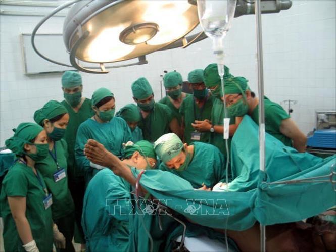 Trong ảnh: Bệnh viện Đại học Y dược thành phố Hồ Chí Minh tổ chức chuyển giao kỹ thuật mới về cắt mổ bệnh trĩ bằng phương pháp Longo cho đội ngũ y, bác sỹ của Bệnh viện Đa khoa tỉnh Ninh Thuận. Ảnh: Công Thử - TTXVN