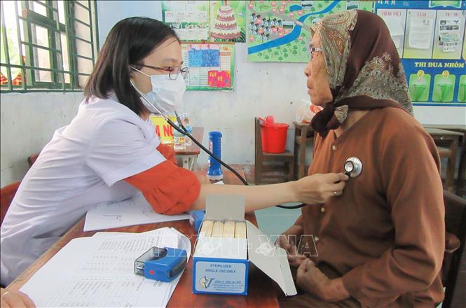 Trong ảnh: Bác sĩ khám bệnh, tư vấn sức khỏe cho người dân xã Phước Nam, huyện Thuận Nam, tỉnh Ninh Thuận. Ảnh: Nguyễn Thành – TTXVN