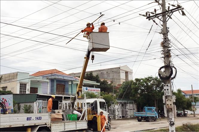 Trong ảnh: Nhân viên Công ty Điện lực Ninh Thuận kiểm tra, sửa chữa các khiếm khuyết lưới điện. Ảnh: Công Thử - TTXVN