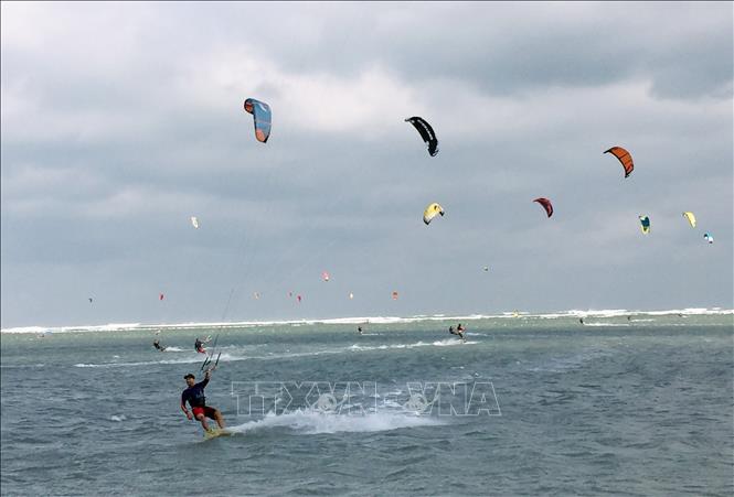 Trong ảnh: Lễ hội Ván diều Ninh Chữ 2019 tại khu du lịch trọng điểm quốc gia Ninh Chữ (Ninh Thuận) quy tụ 50 vận động viên trong nước và quốc tế tham gia. Ảnh: Công Thử - TTXVN