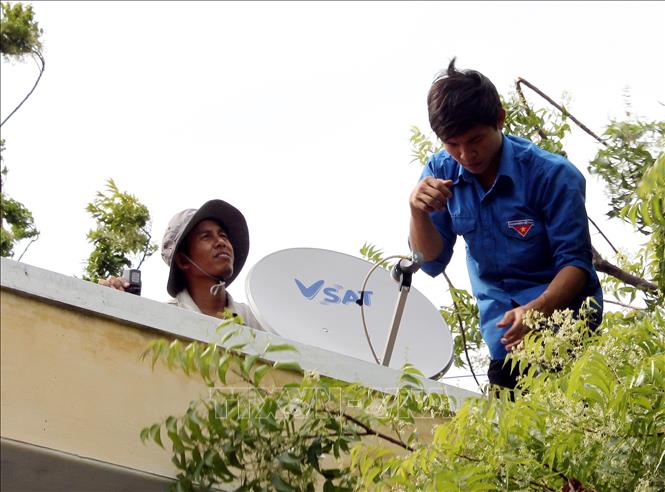Trong ảnh: Lắp đặt thiết bị thu sóng cho đồng bào Raglai ở hai thôn Cầu Gẫy và Đá Hang, xã Vĩnh Hải, huyện Ninh Hải, tỉnh Ninh Thuận. Ảnh: Công Thử - TTXVN