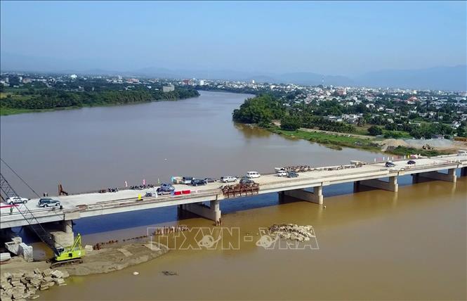 Trong ảnh: Hợp long công trình đập hạ lưu sông Dinh, nối hai bờ sông thuộc địa bàn thành phố Phan Rang - Tháp Chàm và huyện Ninh Phước, tỉnh Ninh Thuận. Ảnh: Công Thử - TTXVN