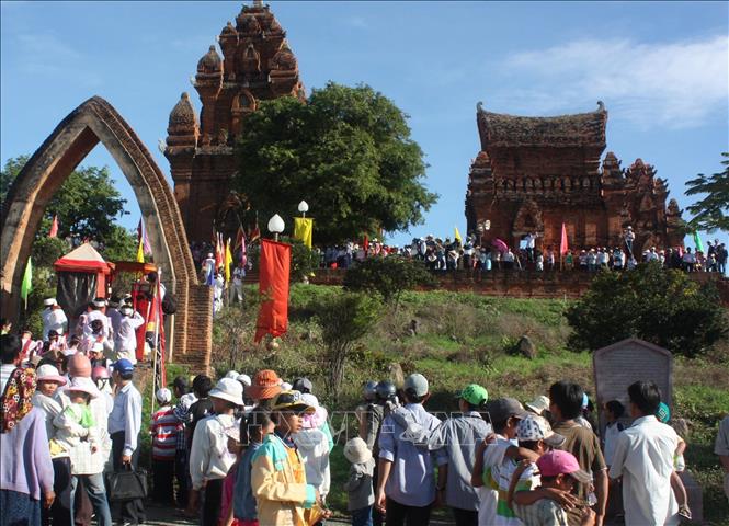 Trong ảnh: Đồng bào dân tộc Chăm dự Lễ hội Katê theo nghi lễ truyền thống tại đền Pô Inưgar, tháp Pô Klông Girai và tháp Pô Rômê. Ảnh: Đức Ánh - TTXVN