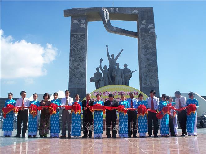 Trong ảnh: Lễ cắt băng khánh thành tượng đài chiến thắng 16/4 tại thành phố Phan Rang - Tháp Chàm, tỉnh Ninh Thuận. Ảnh: Công Thử - TTXVN