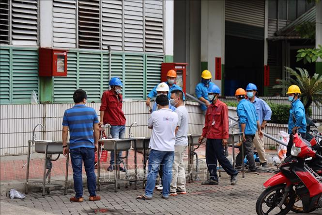 Trong ảnh: Một số công nhân, đội bốc vác của Công ty TNHH PouYuen Việt Nam không đảm bảo về các điều kiện phòng chống dịch COVID-19 (ảnh chụp sáng 13/4). Ảnh: TTXVN phát.