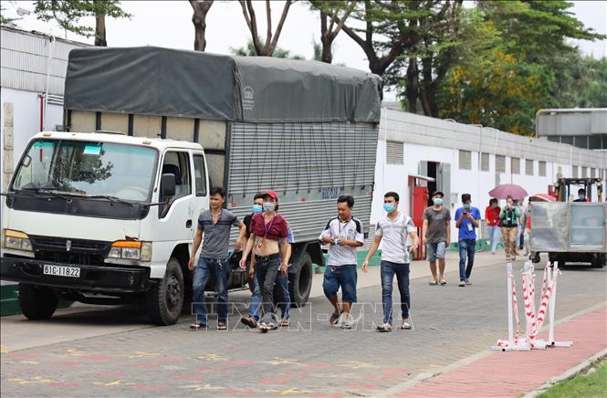 Trong ảnh: Một số công nhân, đội bốc vác của Công ty TNHH PouYuen Việt Nam không đảm bảo về các điều kiện phòng chống dịch COVID-19 (ảnh chụp sáng 13/4). Ảnh: TTXVN phát.