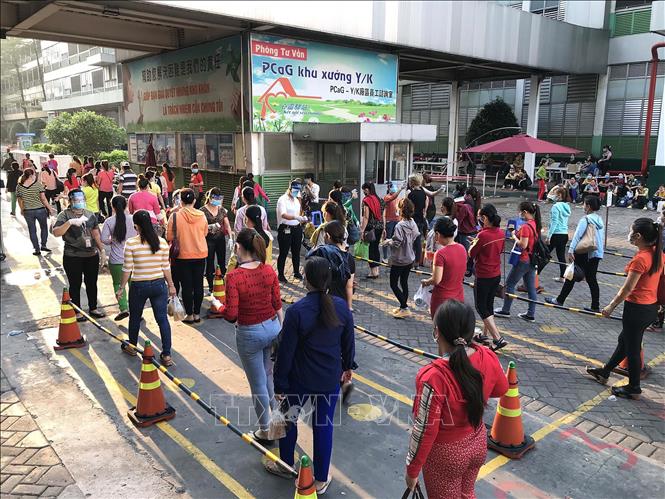 Trong ảnh: Công nhân Công ty TNHH PouYuen Việt Nam trong ngày làm việc cuối cùng trước khi tạm dừng hoạt động sản xuất.
Ảnh: Thanh Vũ – TTXVN 
