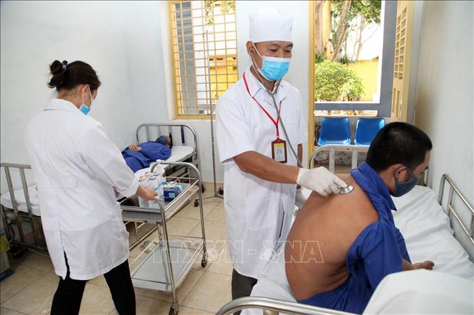 Trong ảnh: Lực lượng y tế hàng ngày kiểm tra thân nhiệt, sức khỏe cho các học viên đang cai nghiện tại Cơ sở cai nghiện ma túy số 2 Hà Nội. Ảnh: Anh Tuấn – TTXVN